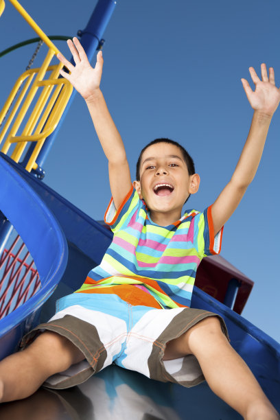 小男孩在空中挥舞着手臂滑了下来图片下载