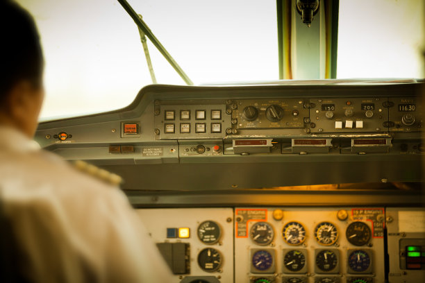 飞行员在腐朽的驾驶舱里准备起飞图片下载