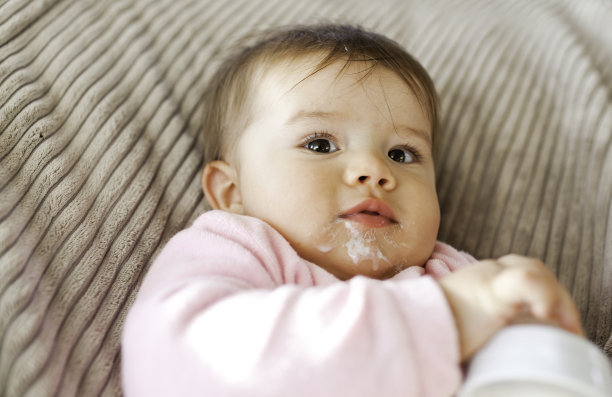 婴儿洒了的牛奶图片下载