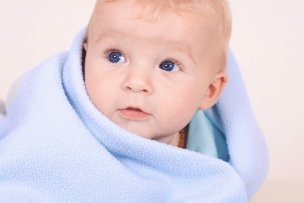 包裹在蓝色毯子里的婴儿图片下载