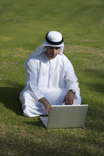 使用电脑的阿拉伯男人图片下载
