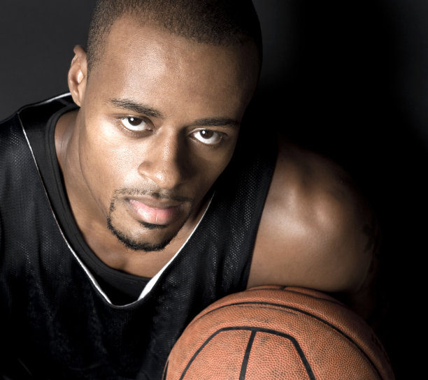 黑人男性篮球运动员的肖像与他的球图片下载