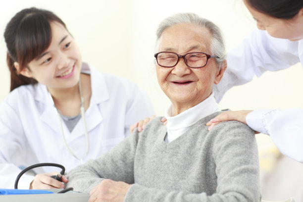 资深亚洲妇女与室内医生图片下载