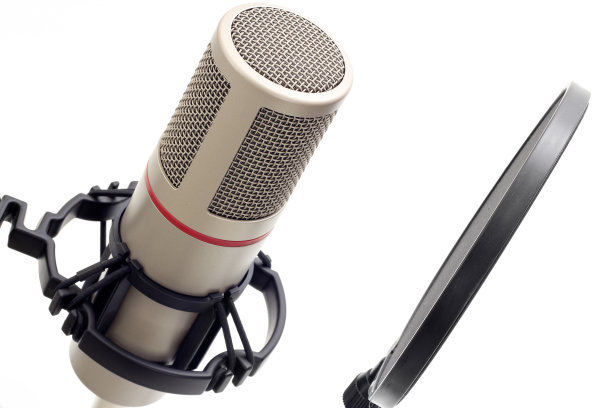 带Pop屏幕的演播室管麦图片下载