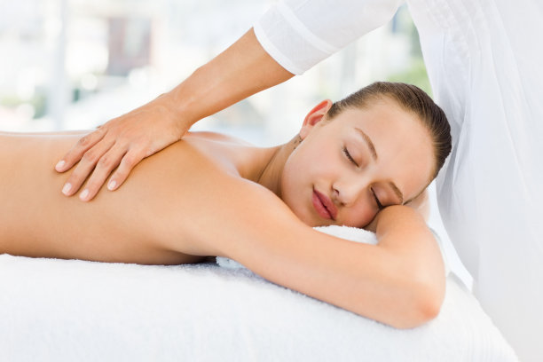 轻松漂亮的女人接受回按摩图片下载