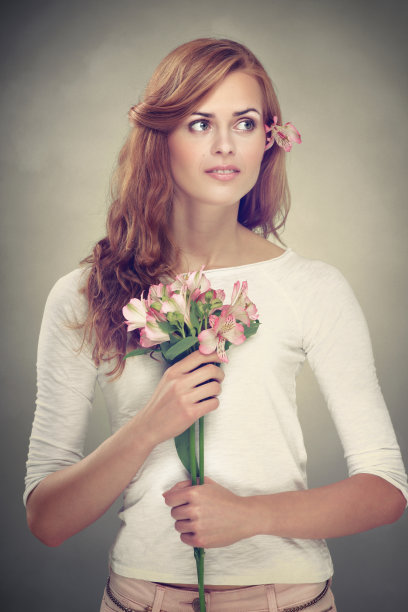 红发女孩拿着一束花图片下载