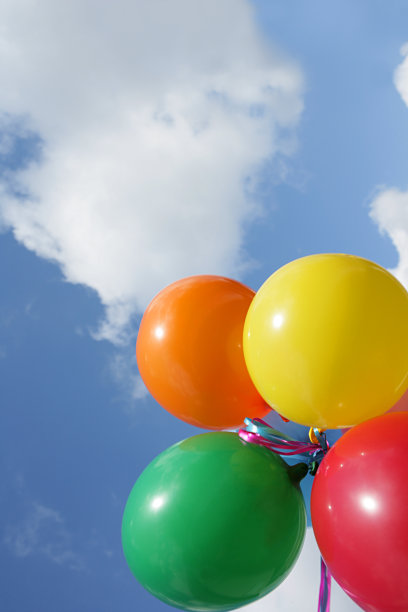 垂直天空中的气球图片下载