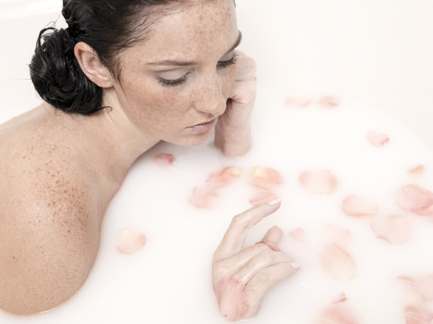 在牛奶中沐浴的女人图片下载