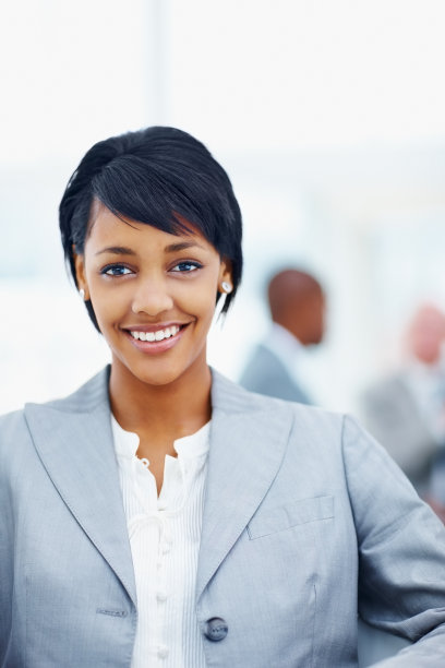 成功的年轻女商人微笑着图片下载