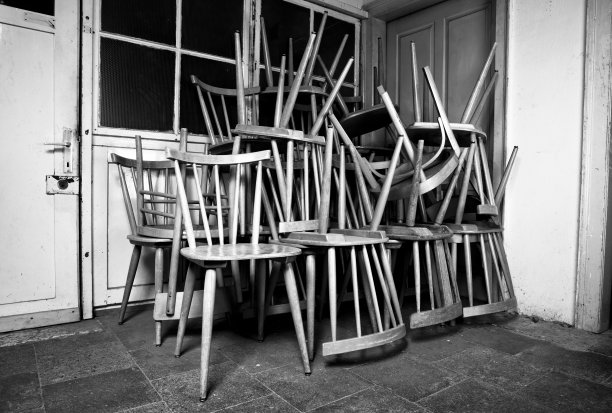 旧椅子堆图片下载