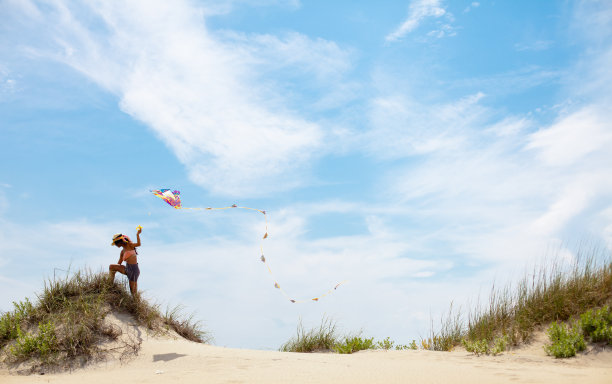 美丽的印度女人爬山放风筝图片下载