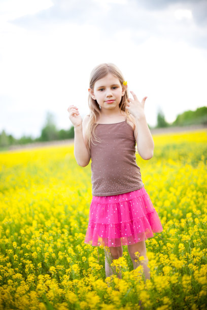 少女站在野花地里图片下载