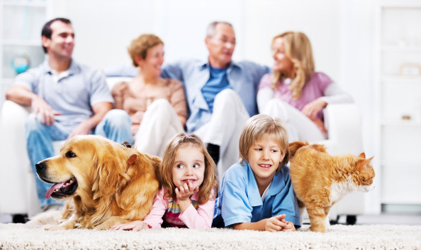 快乐的家庭和宠物图片下载