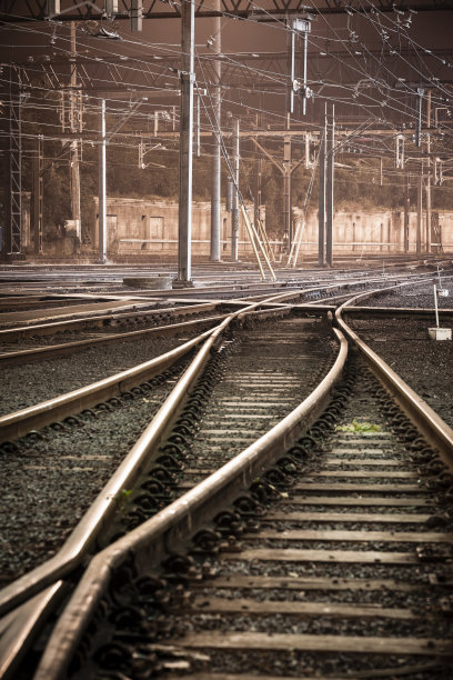 夜间的铁路轨道图片下载