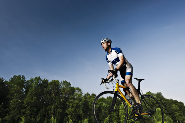 在路边骑自行车。图片下载