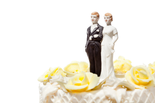 婚礼礼帽雕像蛋糕Con白色背景Hz图片下载