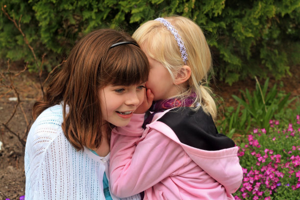 分享秘密的小女孩图片下载