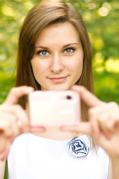 女孩在拍照图片下载