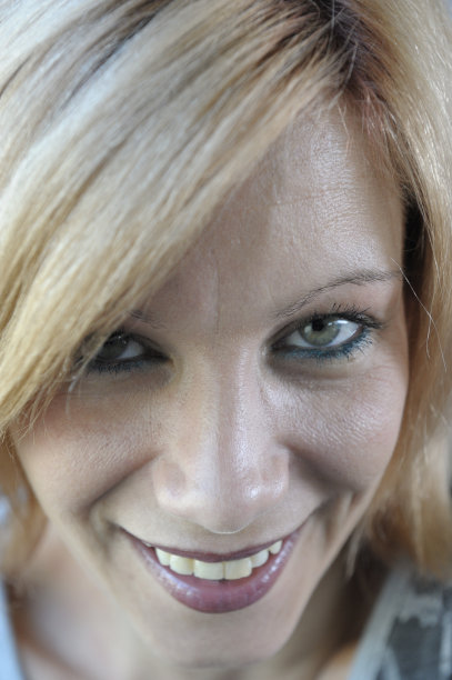 微笑的金发美女图片下载