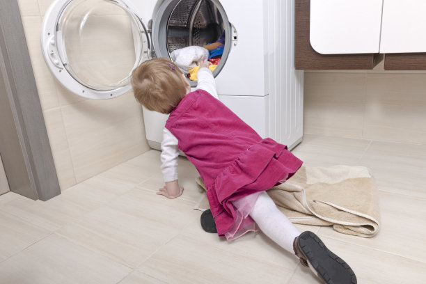 小女孩和洗衣机图片下载