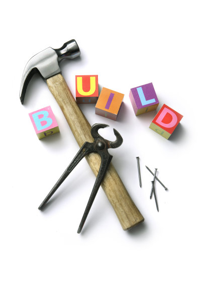工作工具:积木，锤子和钳子孤立在白色图片下载