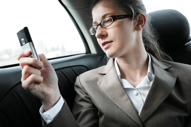 后座上的女商人图片下载