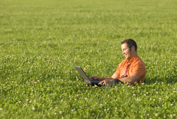 外面有笔记本电脑的商人图片下载
