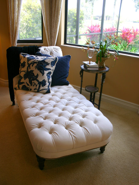 花园窗户旁的躺椅。图片下载