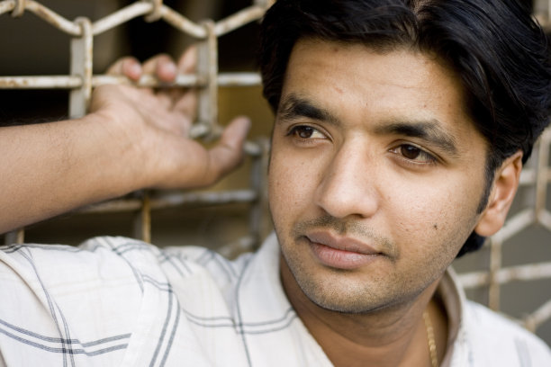 户外肖像年轻沉思印度亚洲有吸引力的英俊男性图片下载