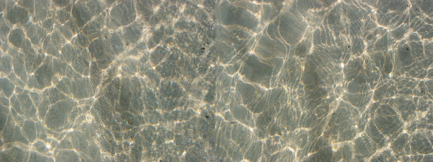 清澈的海水，阳光闪烁图片下载