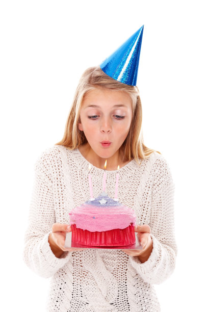 可爱的小女孩在庆祝她的生日图片下载