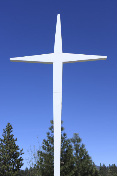 蓝色天空上的基督十字架图片下载