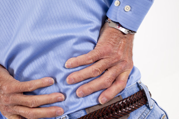 老年男人背疼，背疼。按摩后背。图片下载