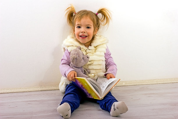 小女孩在看书。图片下载