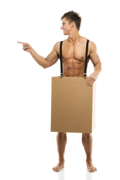 一个叫"男人"的人躺在纸板箱里，指着旁边图片下载