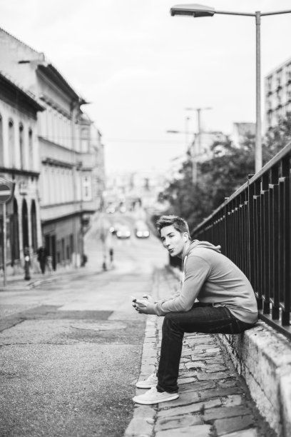 城里的少年图片下载