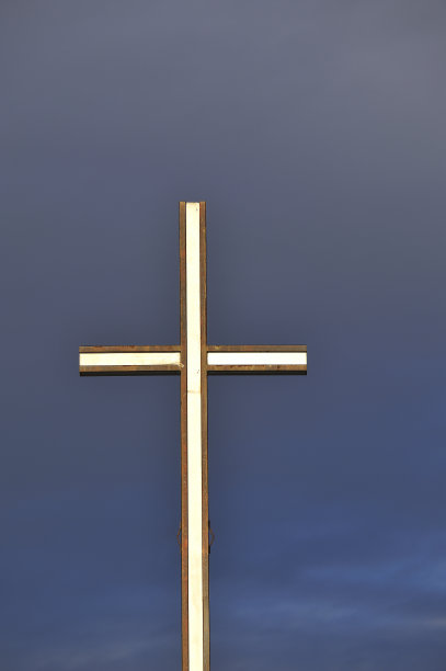 教堂穿过黑暗的天空图片下载