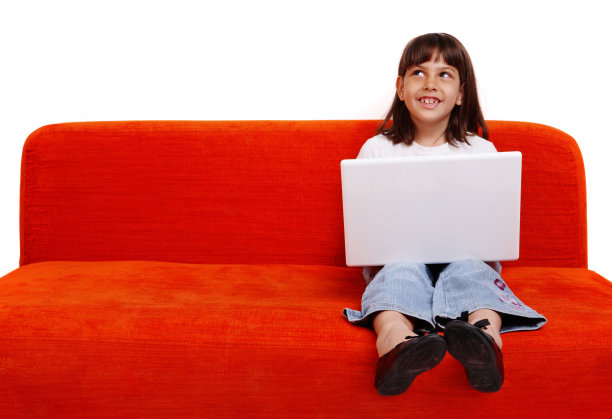 女孩在沙发上用笔记本电脑孤立的形象图片下载