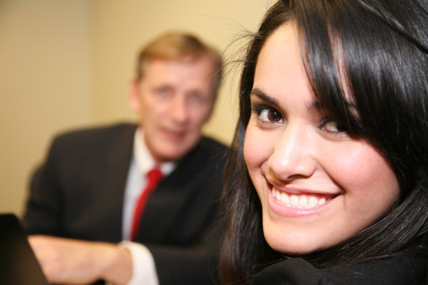 微笑的女职员和她的老板图片下载