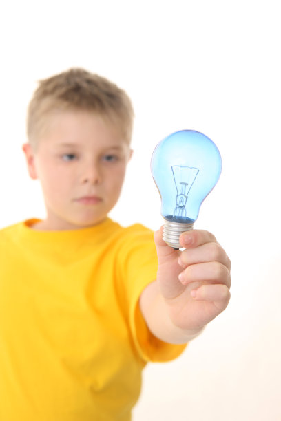 白色背景下的男孩图片下载