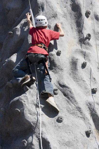 小男孩攀岩图片下载