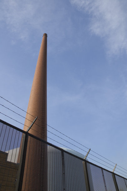 铁链围栏后面的烟囱图片下载