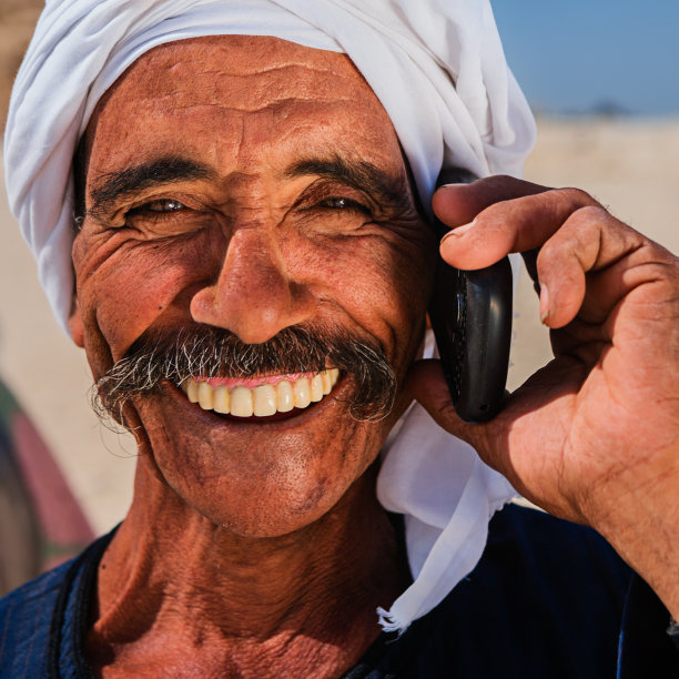 使用手机的贝都因人图片下载