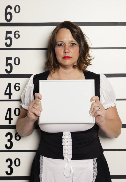 一个穿着法国女仆装的女人的面部照片图片下载