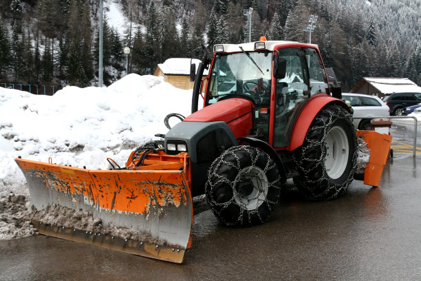 带链条的犁式拖拉机图片下载