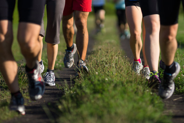 一群活跃的人在跑步图片下载