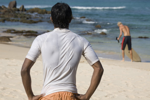 运动健将冲浪者冲向海浪图片下载