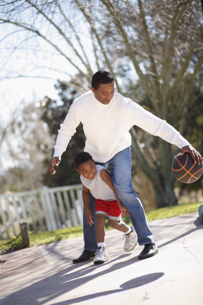 爸爸和儿子在打篮球图片下载