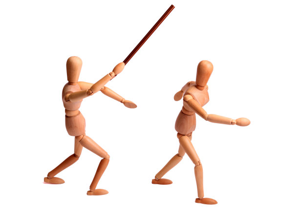 木制人体模型打败了另一个图片下载