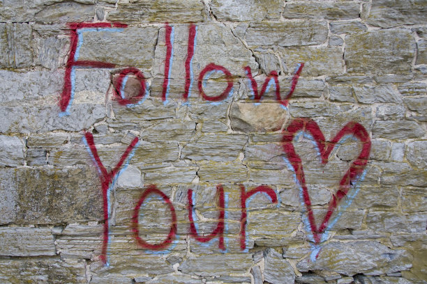 石墙上的涂鸦——跟随你的心!!图片下载